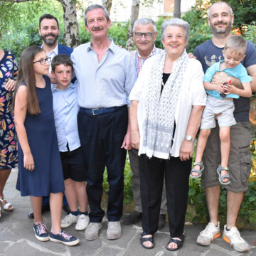 L'assessore al turismo Giacomo Costantini premia Nicola Menonna per i suoi 60 anni a Marina Romea