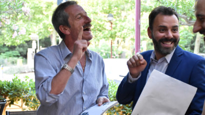 L'assessore al turismo Giacomo Costantini premia Nicola Menonna per i suoi 60 anni a Marina Romea