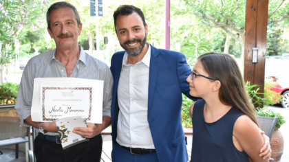 L'assessore al turismo Giacomo Costantini premia Nicola Menonna per i suoi 60 anni a Marina Romea