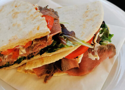 La piadina farcita con roastbeef, maionese, pomodoro e rucola.